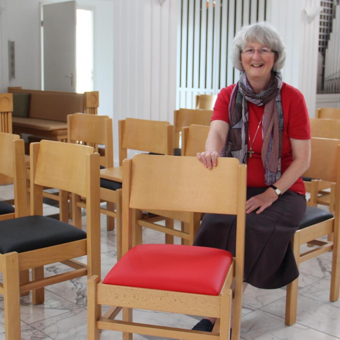 Schwester Martina Magdalena möchte mit den roten Stühlen zum Nachdenken anregen